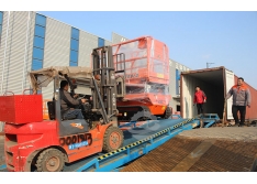 大型履帶升降機裝車發往河南鄭州